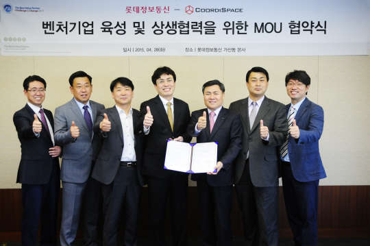 28일 마용득 롯데정보통신 대표(오른쪽 세번째)와 이효영 코디스페이스 대표(네번째) 및 임원들이 상생을 강화해 함께 높이 도약하자는 의미로 넘버원 포즈를 취하고 있다. 사진= 롯데정보통신 제공